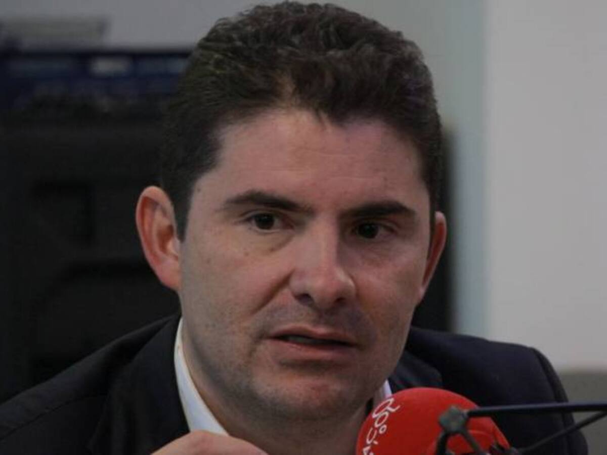 Al que dona a campañas por encima de la mesa, lo linchan: Henao