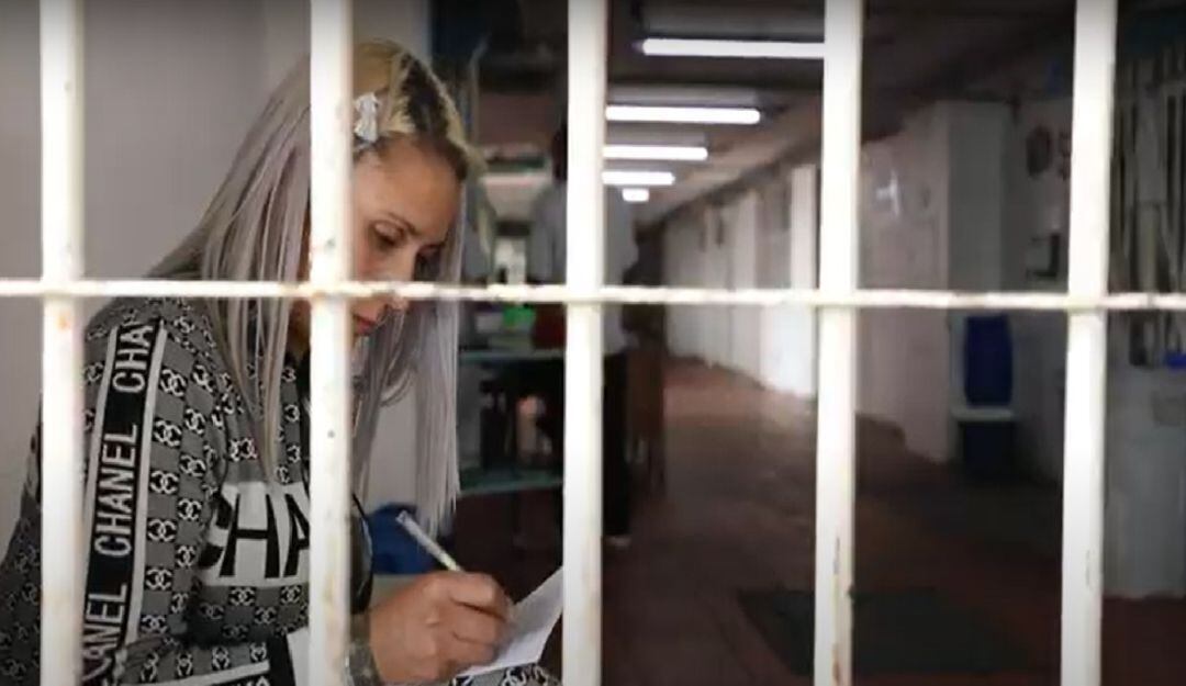 Mujeres privadas de la libertad haciendo cartas para sus madres