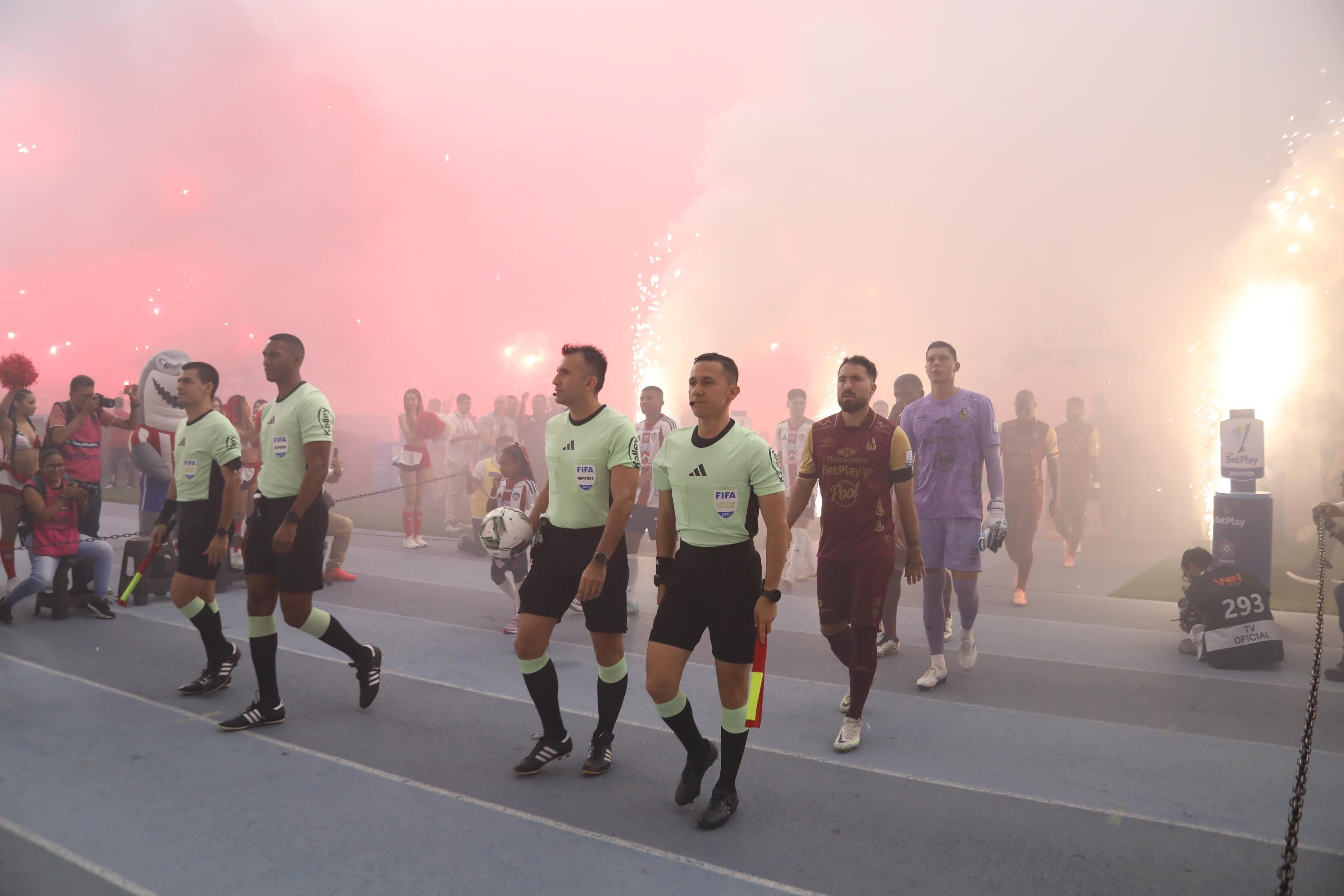 Junior y Tolima ingresan al terreno de juego del estadio Metropolitano en medio de la pirotecnia de los aficionados locales / Colprensa.