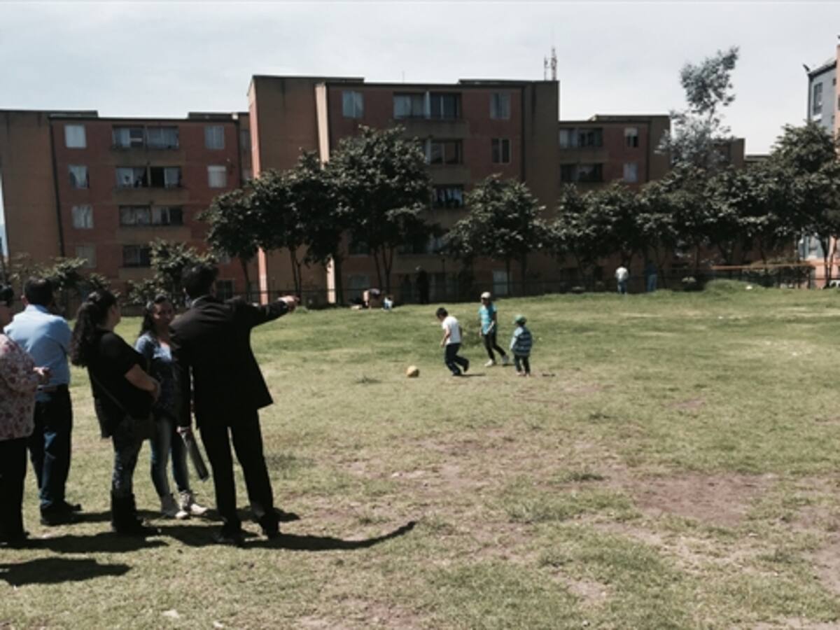 ​Con 'firmatón' habitantes de un barrio en Bogotá piden un parque