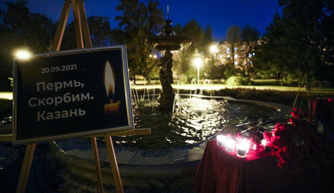 Ofrendas florales tras el tiroteo en Perm. 