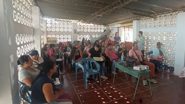 Capacitaciones y liderazgo de la comunidad en el Tolima. Compartir conocimientos entre actores es clave para dar cuidados preventivos y herramientas que soporten la salud propia y de nuestro entorno. | Foto: Salud Rural Para la Paz