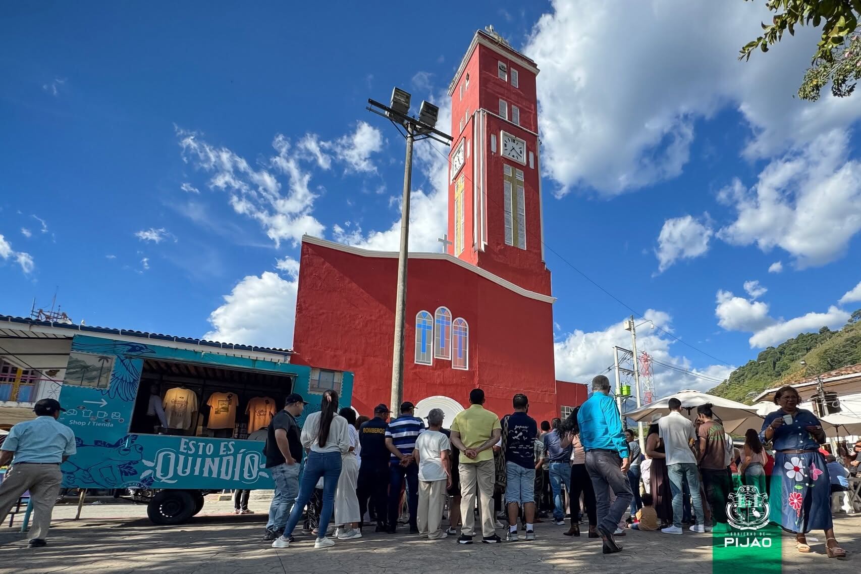 Reinauguración de la fachada de la Parroquia San José de Pijao, Quindío. iniciativa cívica liderada por Óscar López, la Colonia Atlanta de Pijao Quindío, el Club Cívico Pro Pijao y a cada uno de los pijaenses y amigos del municipio. Foto: Cortesía Alcaldía de Pijao