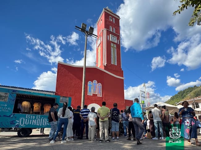 Reinauguración de la fachada de la Parroquia San José de Pijao, Quindío. iniciativa cívica liderada por Óscar López, la Colonia Atlanta de Pijao Quindío, el Club Cívico Pro Pijao y a cada uno de los pijaenses y amigos del municipio. Foto: Cortesía Alcaldía de Pijao