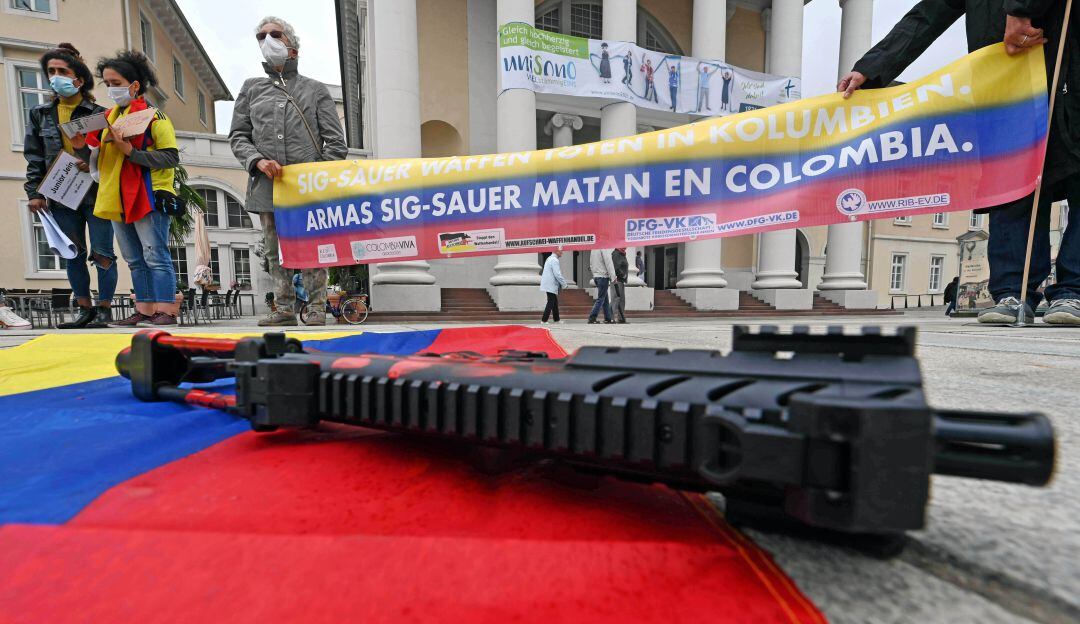 Protestas previo al veredicto que condenó a un grupo miembro de Sig Sauer.