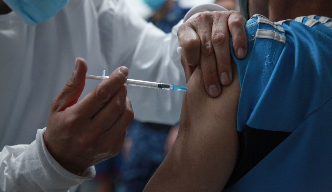 Las personas podrán aplicarse la tercera dosis con el mismo biológico o bajo una plataforma heteróloga (dosis diferente)