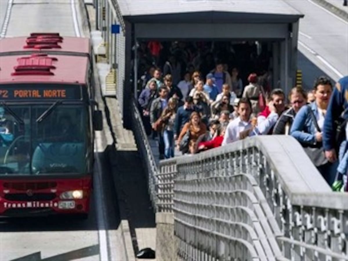 Firman decreto para la creación de comités de usuarios de Transmilenio