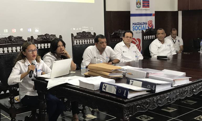 Funcionarios del Gobierno departamental en el proceso de adjudicación. /FOTO CARACOL RADIO