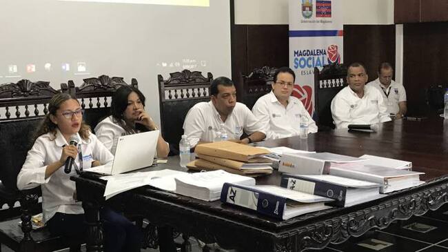 Funcionarios del Gobierno departamental en el proceso de adjudicación. /FOTO CARACOL RADIO
