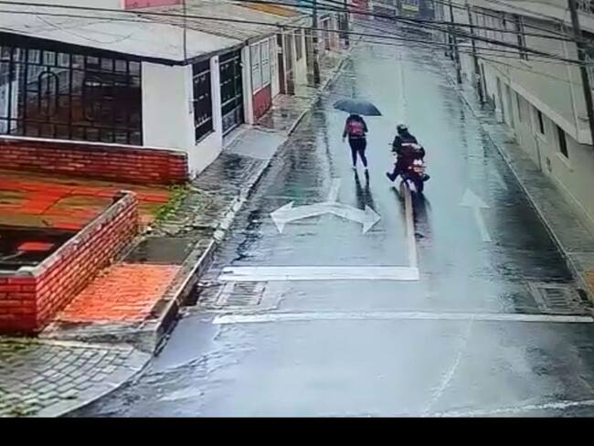 En video quedó captado cómo un motociclista manoseó a una mujer en Bogotá