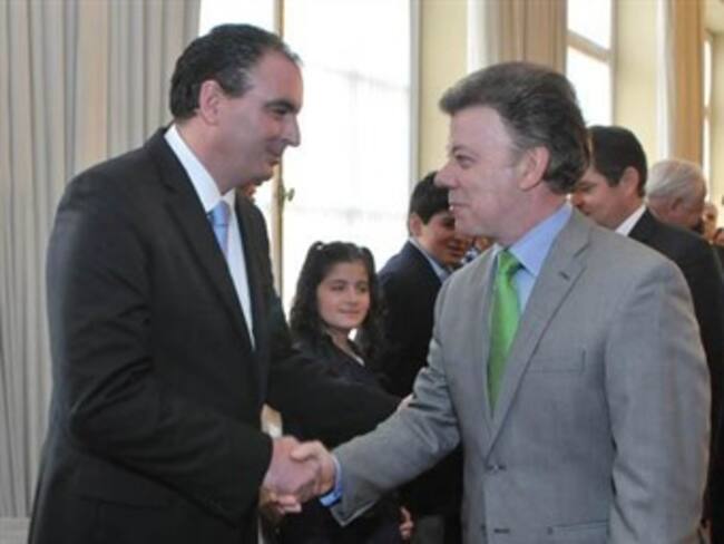 Ministro Iragorri hará gira regional para recuperar popularidad de Santos