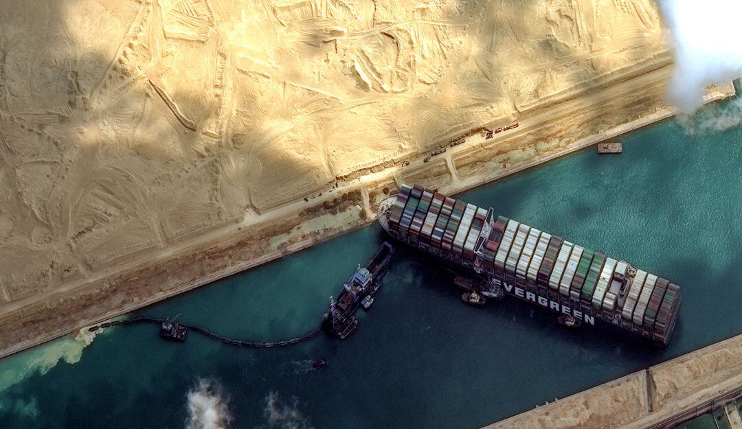 Imagen aérea del buque encallado en el canal de Suez