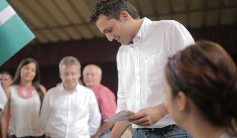 El alcalde electo votó por él, apostó a si mismo, y ganó.