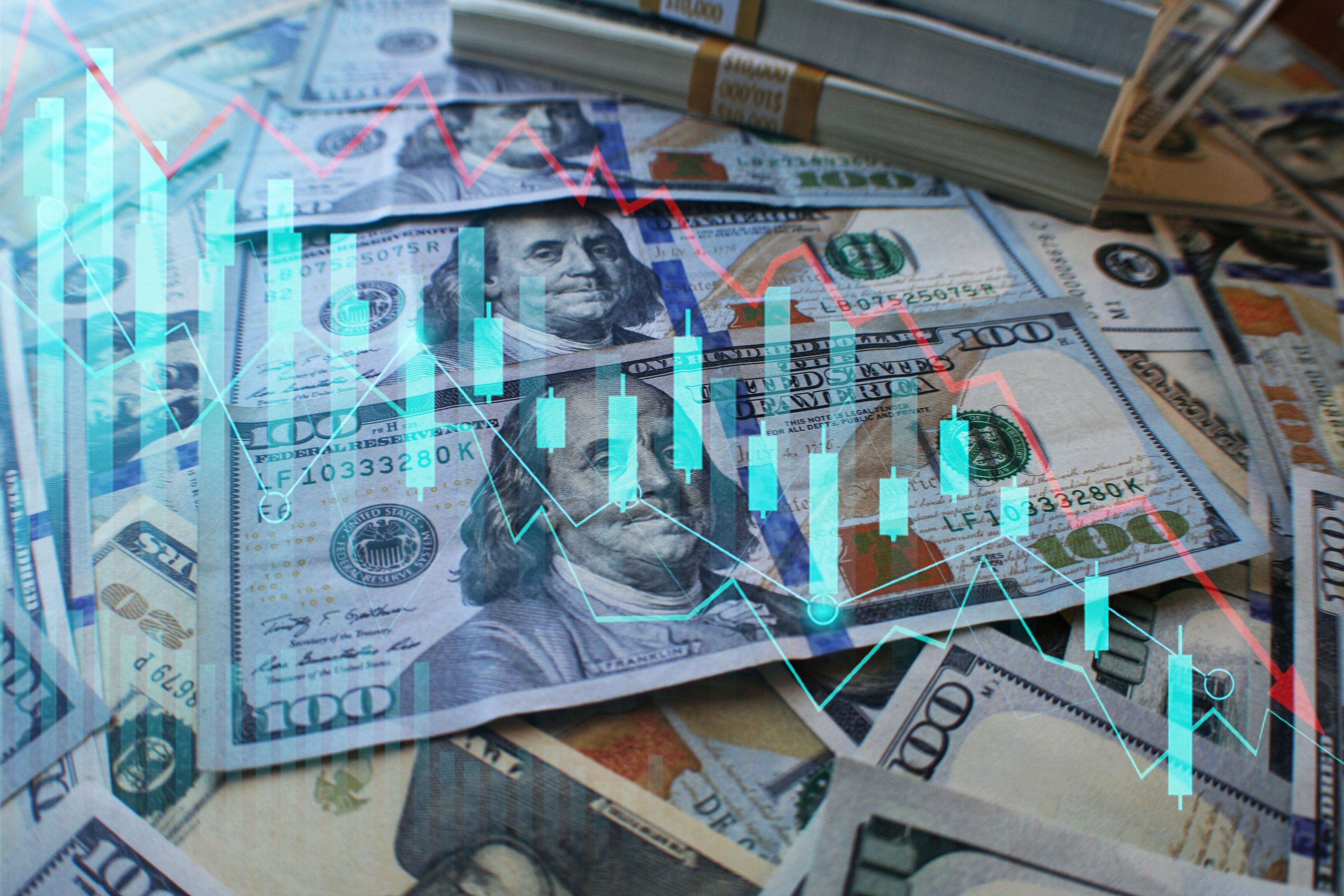 Mercado del dólar con una gráfica que presenta disminución (Getty Images)