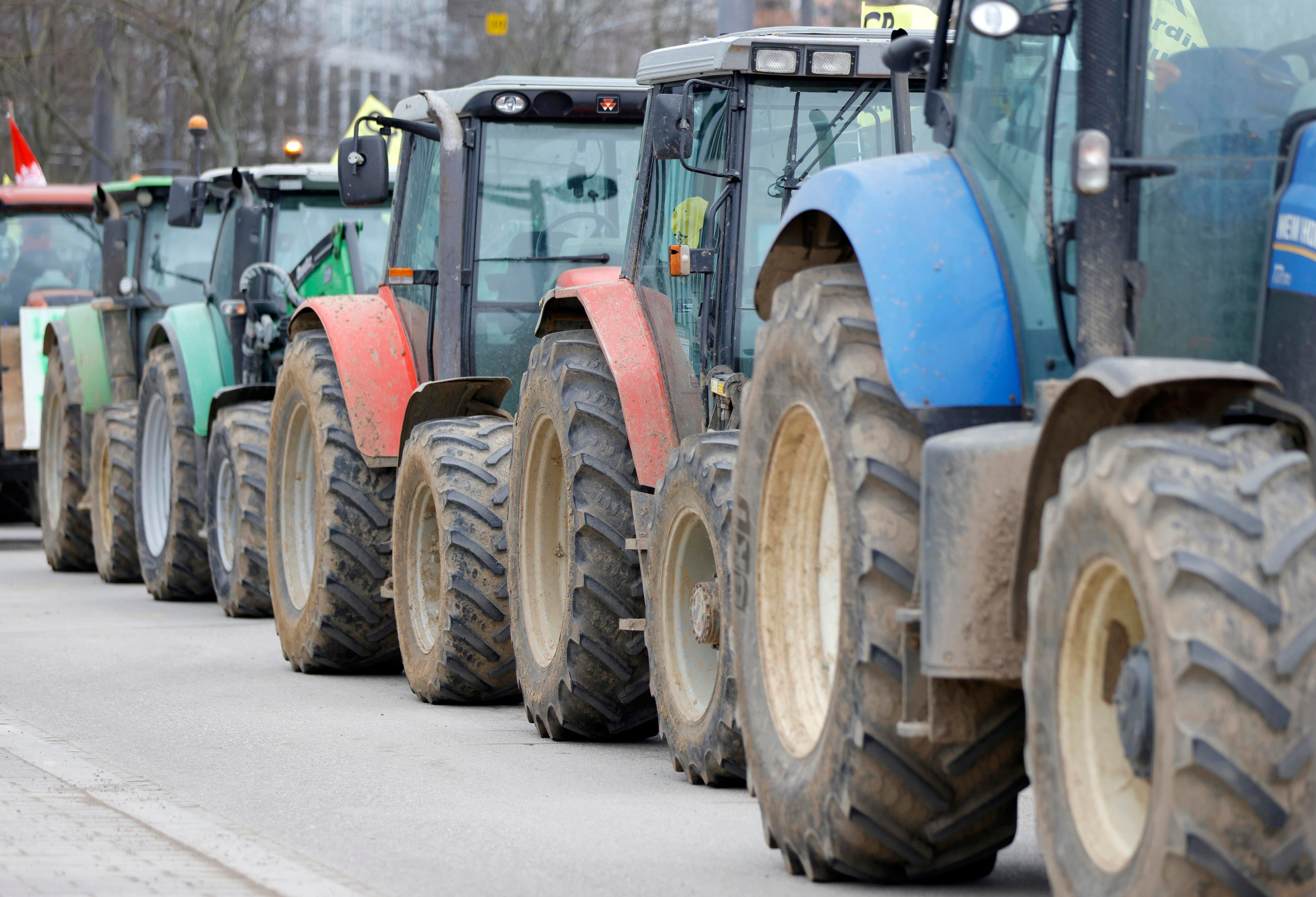 Strasbourg (France), 06/02/2024.- Farmers with their tractors block the entrance of the European Parliament during a protest action in Strasbourg, France, 06 February 2024. Farmers in France continue to protest against what they say are harmful European agricultural policies, echoing demonstrations in other parts of Europe, including Germany, Belgium, Italy, and Spain. (Protestas, Bélgica, Francia, Alemania, Italia, España, Estrasburgo) EFE/EPA/RONALD WITTEK