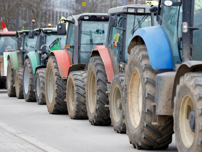 Strasbourg (France), 06/02/2024.- Farmers with their tractors block the entrance of the European Parliament during a protest action in Strasbourg, France, 06 February 2024. Farmers in France continue to protest against what they say are harmful European agricultural policies, echoing demonstrations in other parts of Europe, including Germany, Belgium, Italy, and Spain. (Protestas, Bélgica, Francia, Alemania, Italia, España, Estrasburgo) EFE/EPA/RONALD WITTEK