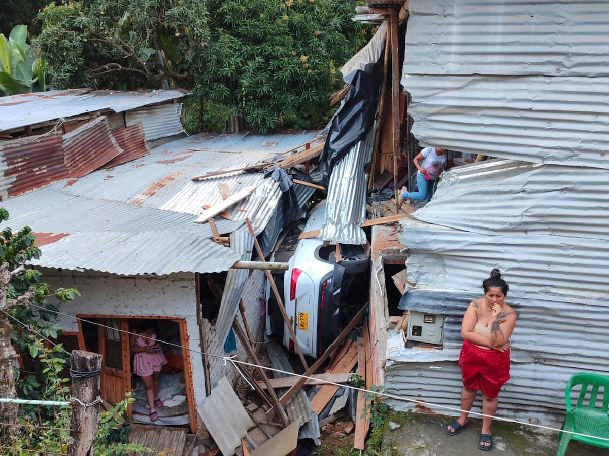 Un vehículo cayó sobre dos viviendas en un barrio de Ibagué