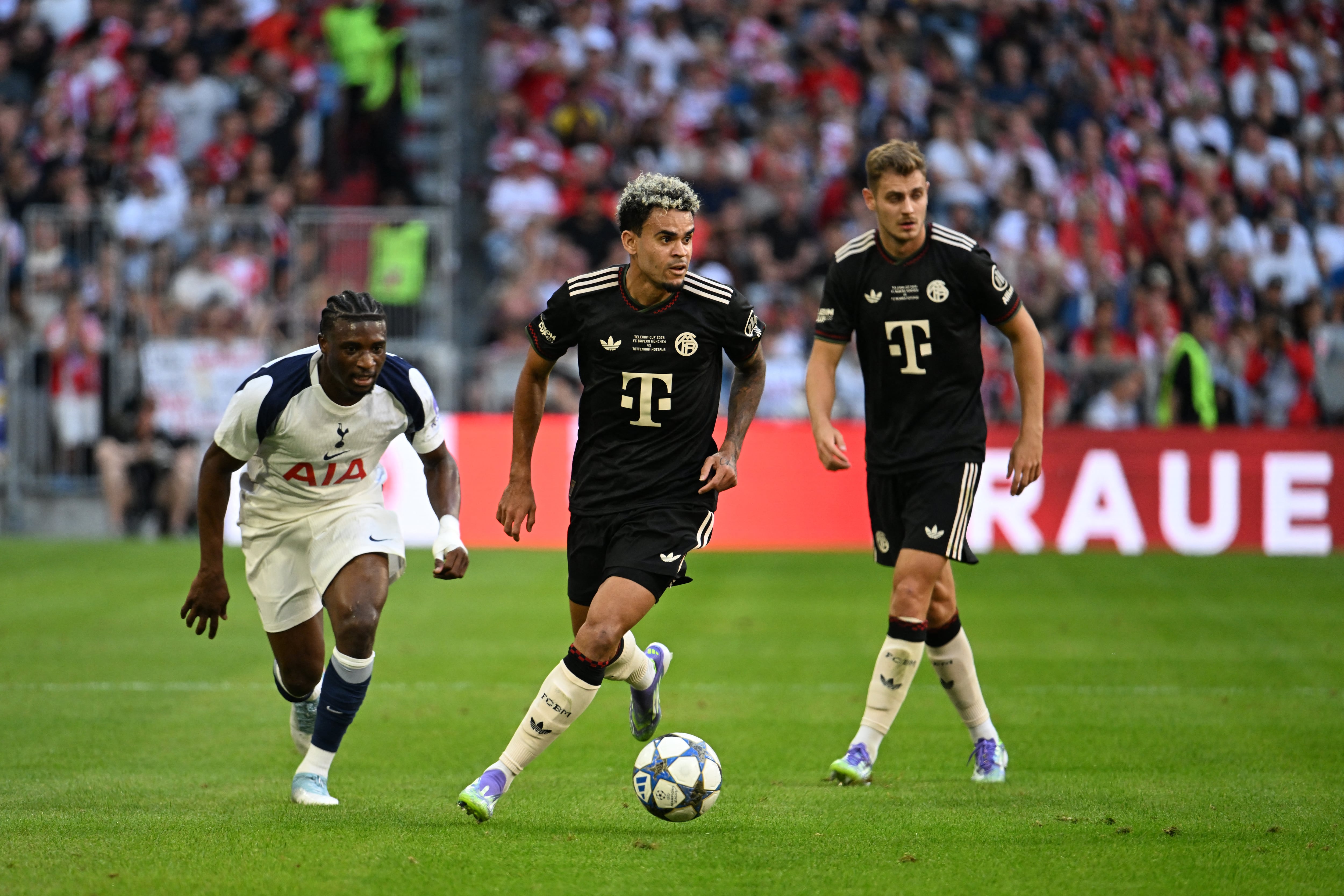 Duelo amistoso entre Bayern Múnich y Tottenham con Luis Díaz. (Photo by LUKAS BARTH-TUTTAS / AFP) (Photo by LUKAS BARTH-TUTTAS/AFP via Getty Images)