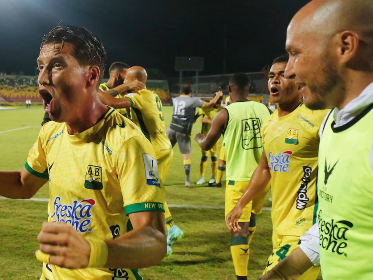 Bucaramanga se metió parcialmente a los ocho al último minuto ante Envigado
