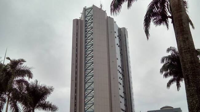 Desde las 5:20AM hasta las 9:00AM Toda la información local en Caracol Radio