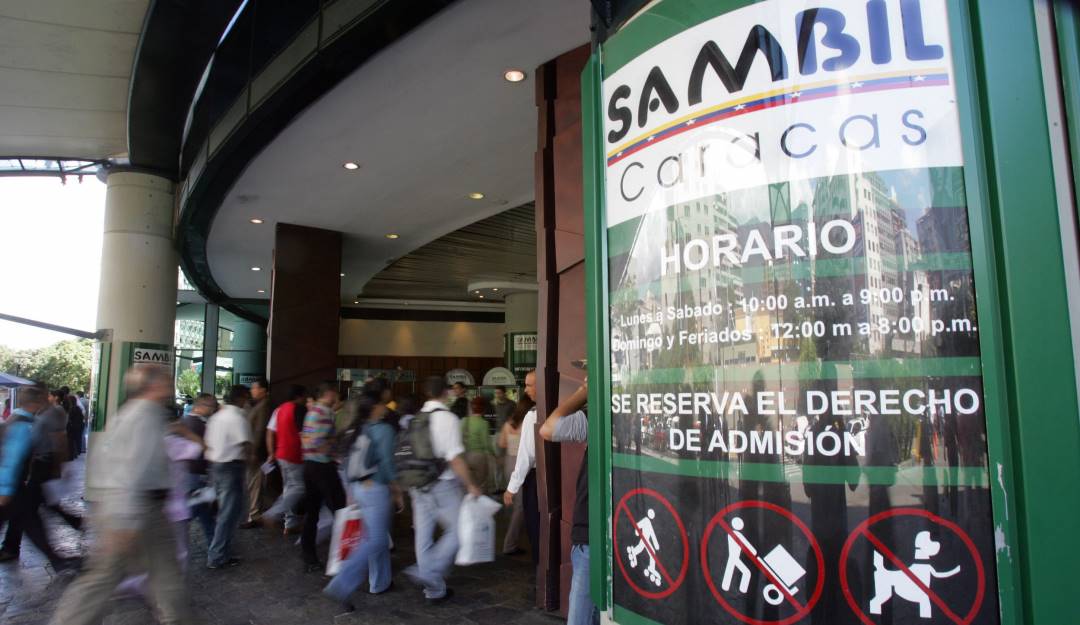 Ingreso de clientes al centro comercial "Sambil" de Caracas en 2006 y una de las propiedades regresadas tras su expropiación.                 Foto: Getty 