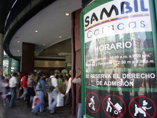 Ingreso de clientes al centro comercial &quot;Sambil&quot; de Caracas en 2006 y una de las propiedades regresadas tras su expropiación.                 Foto: Getty 