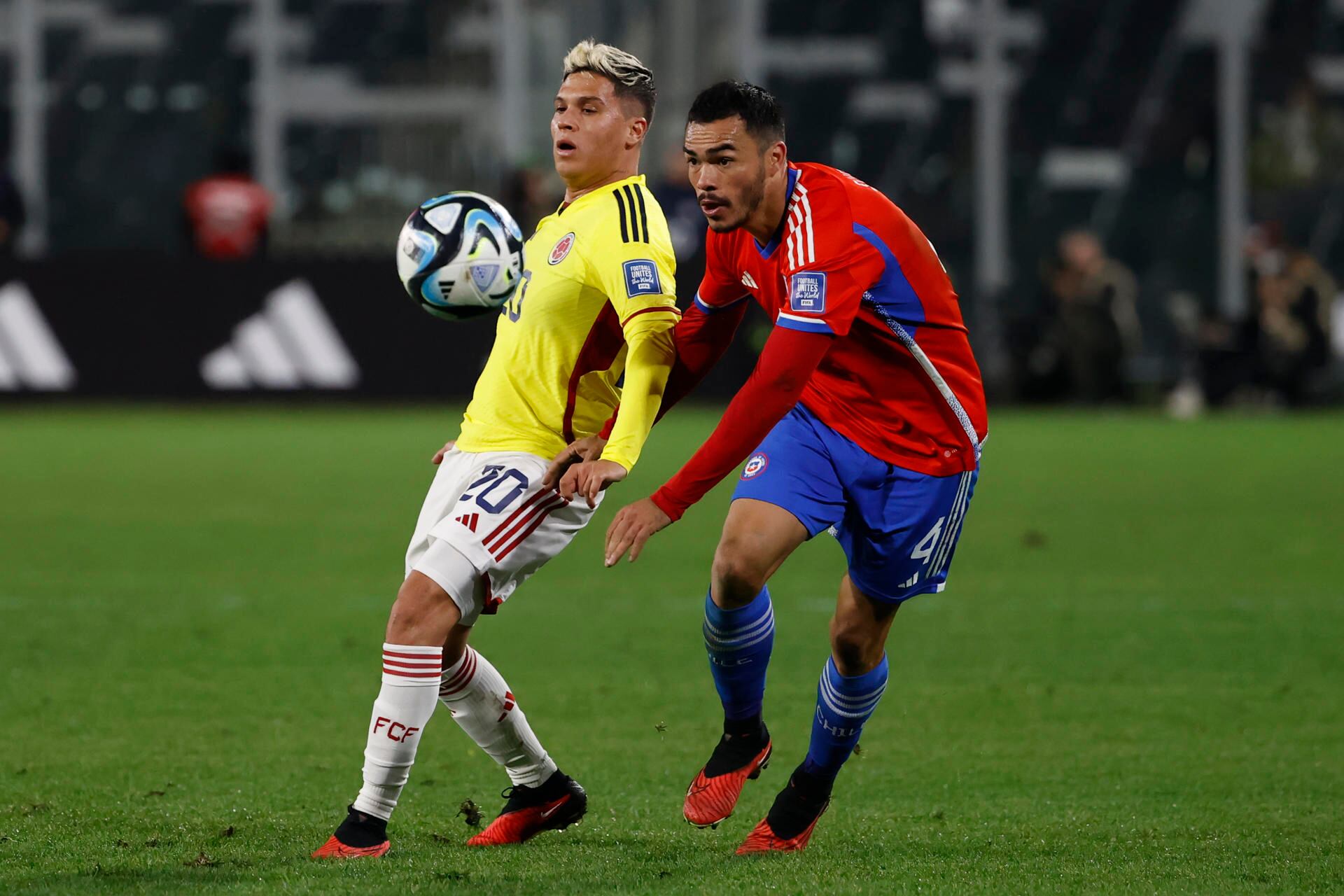 Juan Fernando Quintero durante sus minutos en el juego ante Chile. EFE/ Elvis González