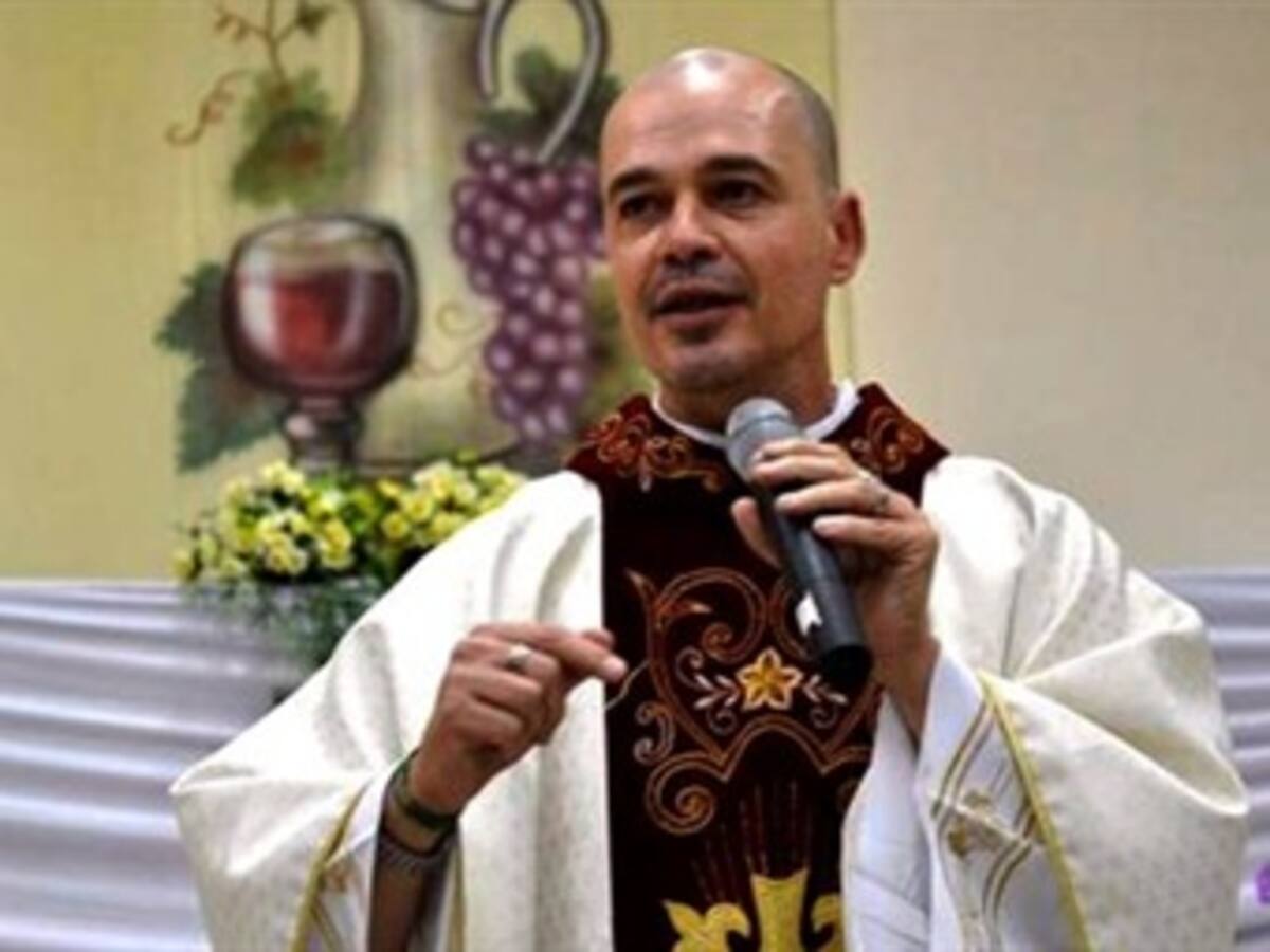 Cura excomulgado por defender a los LGBTI pide la reintegración tras declaración del papa