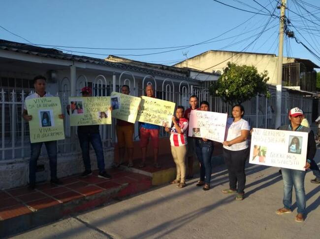 Familiares y vecinos de la joven desaparecida