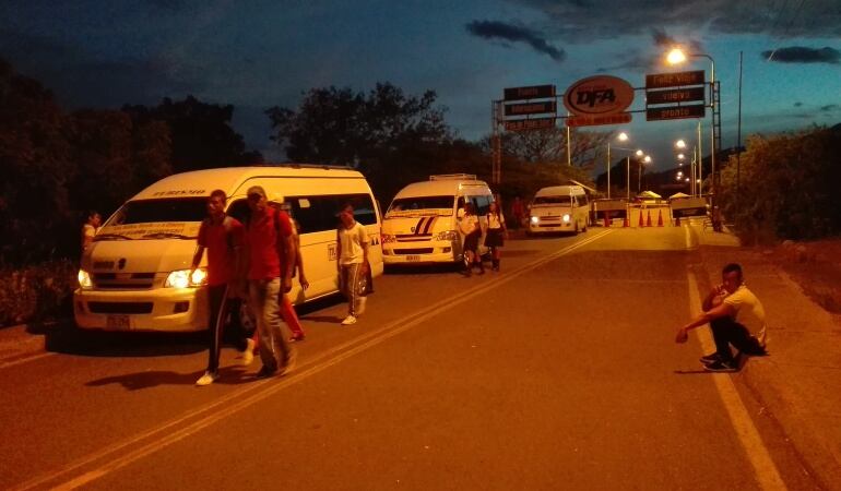 Menores venezolanos abordando el transporte en frontera para estudiar en Cúcuta 