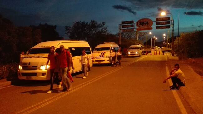 Menores venezolanos abordando el transporte en frontera para estudiar en Cúcuta