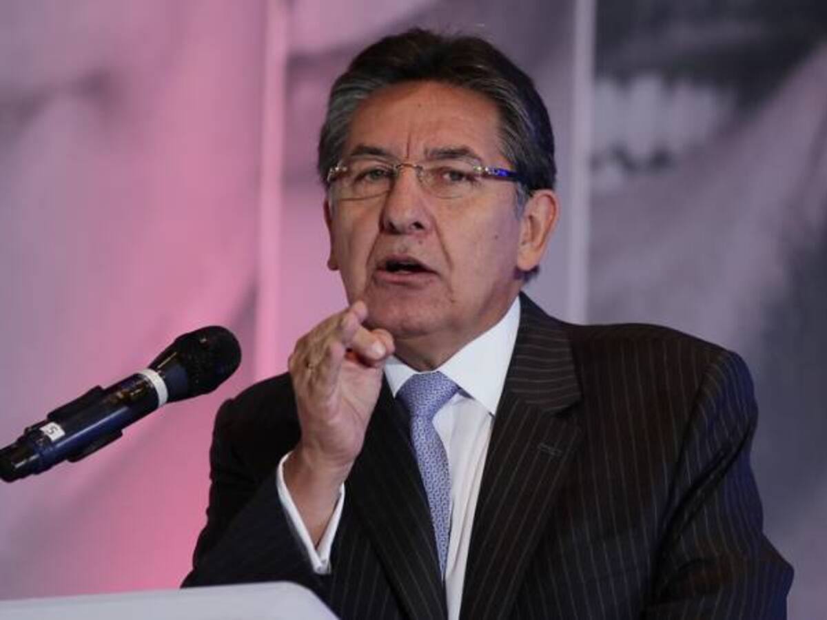 Néstor Humberto Martínez señala a Danilo Rueda de ser activista del ELN