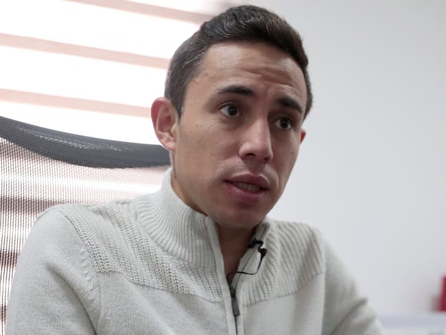 AME9055. MEDELLÍN (COLOMBIA), 09/08/2024.- El congresista colombiano Cristian Danilo Avendaño habla durante una entrevista con EFE, el 06 de agosto de 2024, en Bogotá (Colombia). En un paseo por cualquier ciudad colombiana es fácil cruzarse con tiendas de recuerdos con productos dedicados al capo del narcotráfico Pablo Escobar, desde camisetas con su rostro hasta la réplica de su cédula de identidad, pero un proyecto de ley busca acabar con ese negocio y librar al país del estigma de la cultura narco. EFE/ Luis Eduardo Noriega Arboleda