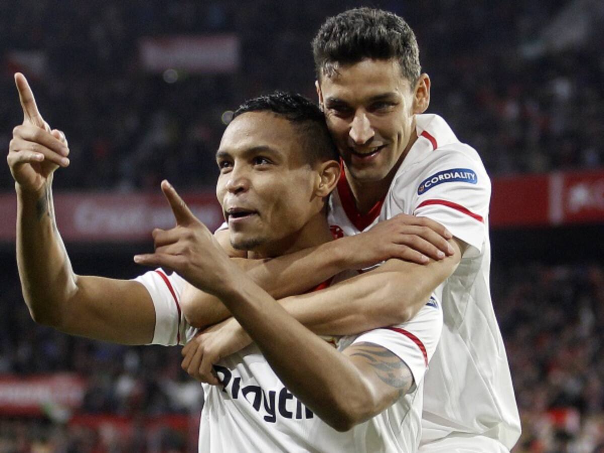 Hinchas del Sevilla respaldan a Luis Muriel y exigen su convocatoria