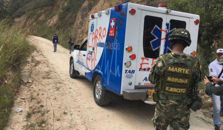 Autoridades entregaron la ambulancia a la institución de salud propietaria del vehiculo