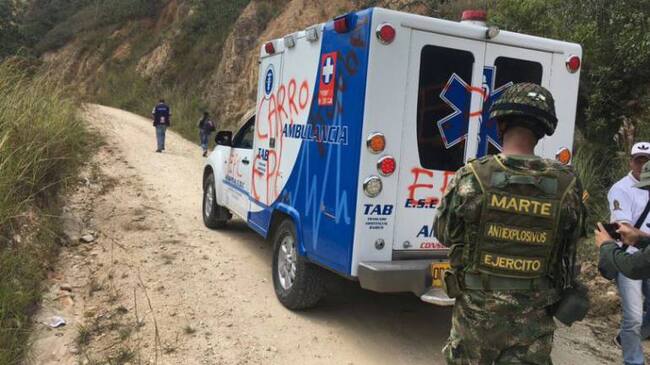 Autoridades entregaron la ambulancia a la institución de salud propietaria del vehiculo