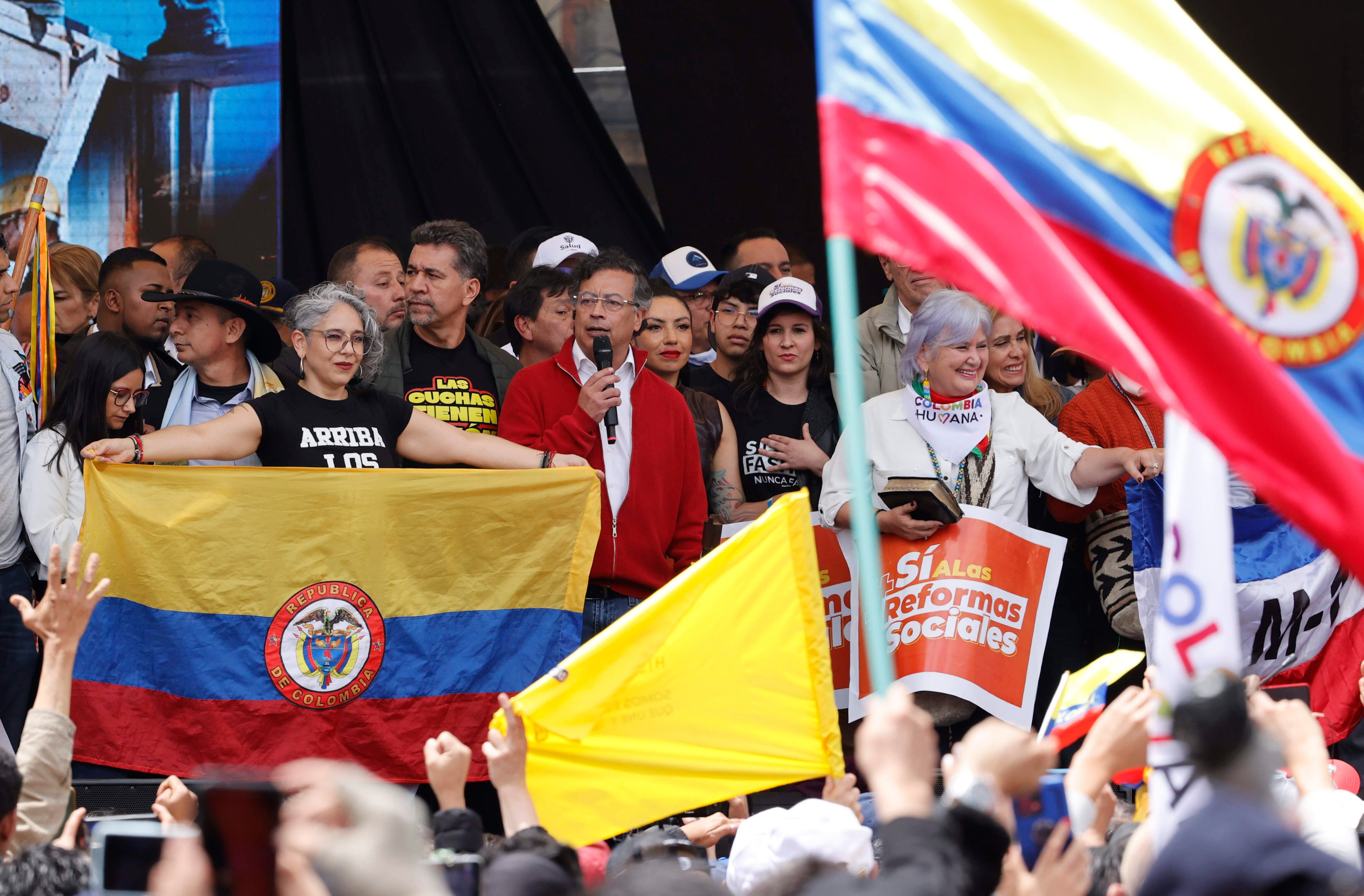 AME393. BOGOTÁ (COLOMBIA), 18/03/2025.- El presidente de Colombia, Gustavo Petro, habla este martes, en la Plaza de Bolivar de Bogotá (Colombia). Petro llamó al pueblo a rebelarse contra quienes se oponen a sus reformas a la salud y laboral, que están empantanadas en el Congreso donde corren el riesgo de hundirse en la Comisión Séptima del Senado. EFE/ Mauricio Dueñas Castañeda