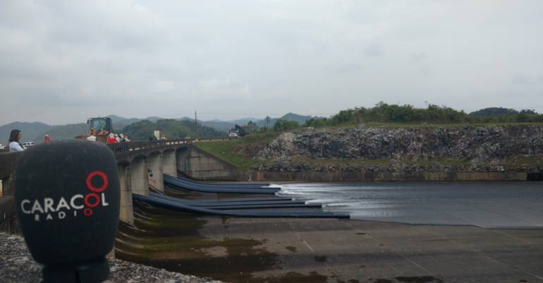 Liberación del agua del embalse El Peñol por el vertedero en Antioquia. 