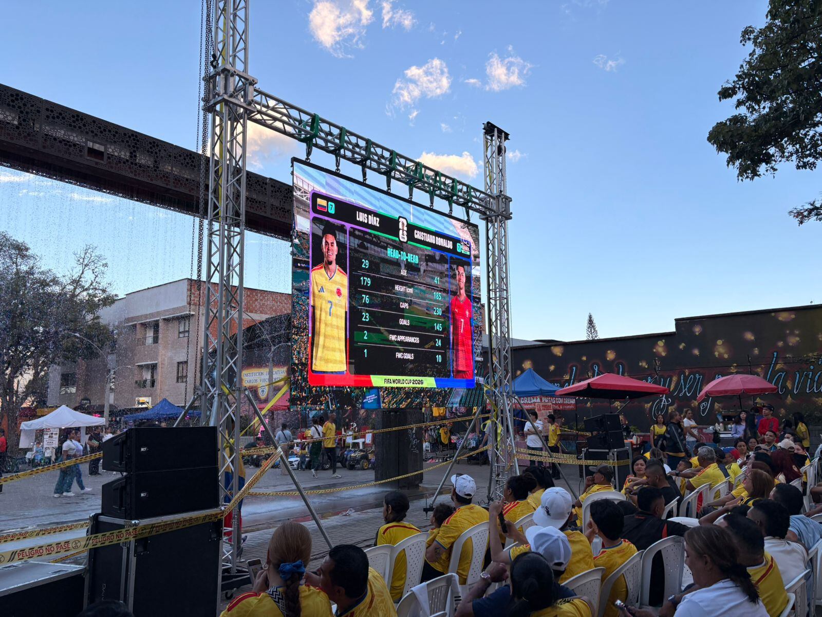 Pantalla gigante para el partido de la Selección Colombia en Medellín. Cortesía: Alcaldía de Medellín.
