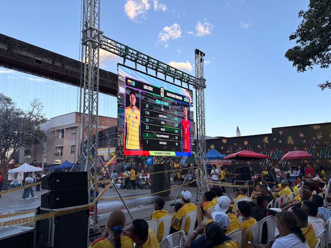 Pantalla gigante para el partido de la Selección Colombia en Medellín. Cortesía: Alcaldía de Medellín.
