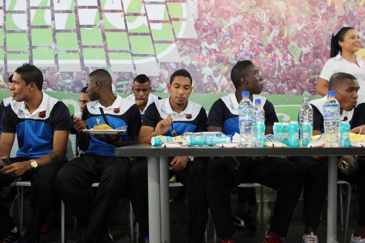 Cuerpo técnico y jugadores disfrutaron por igual de una mañana con fieles seguidores en Plaza Mayor Medellín.