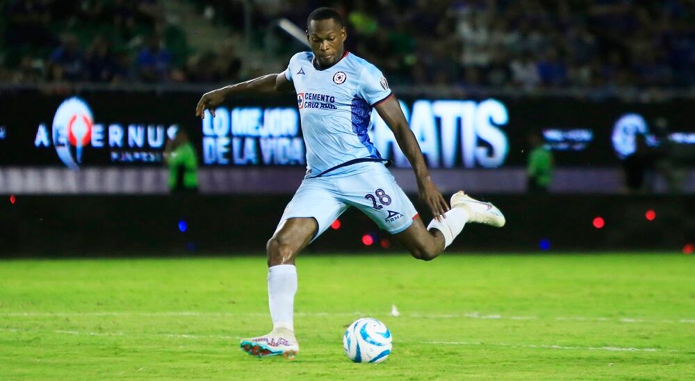 Diber Cambindo durante el partido entre Cruz Azul y Mazatlán por la Liga MX (Photo by Alex Avila/Jam Media/Getty Images)
