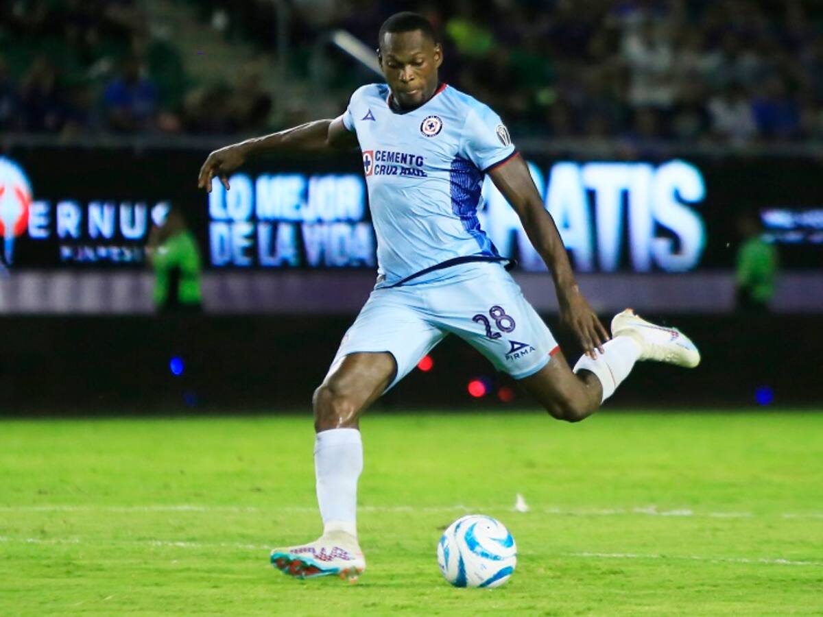 Diber Cambindo, encendido en México: doblete de golazos para empate de Cruz Azul