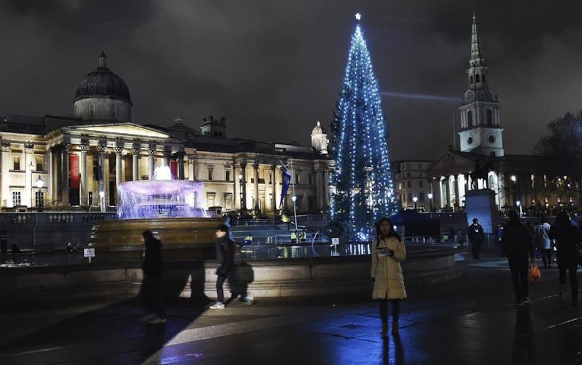Árboles humanos, en los ríos y las ciudades más emblemáticas del mundo inundadas de luces y de la magia de la navidad. / Árbol de Trafalgar Square.