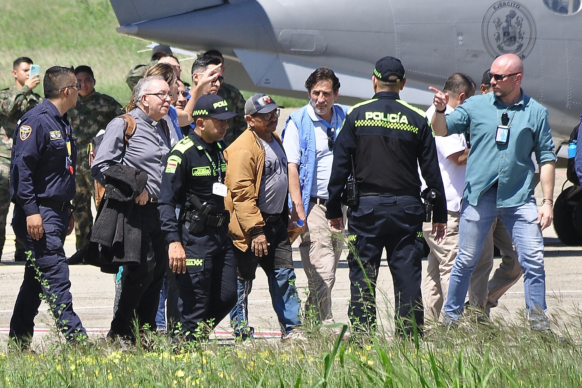 Luis Manuel Díaz, padre del delantero del Liverpool Luis Díaz, desciende de un helicóptero después de su liberación en el aeropuerto Alfonso López de Valledupar, Colombia. (Foto de STRINGER/AFP vía Getty Images)