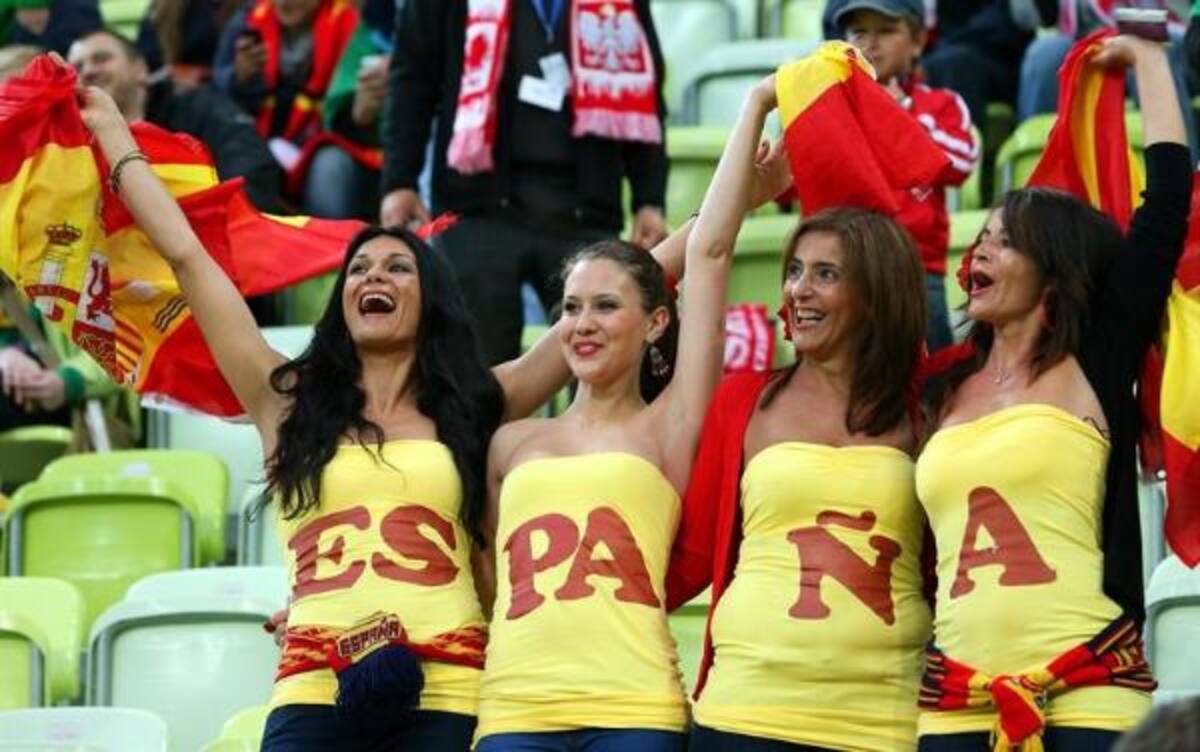 Hinchas en la tribuna en España - Irlanda