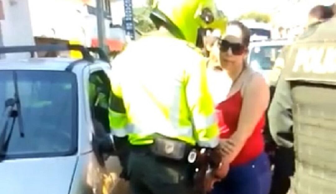 Mujer que arrolló a policía de transito.