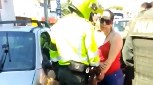 Mujer que arrolló a policía de transito.