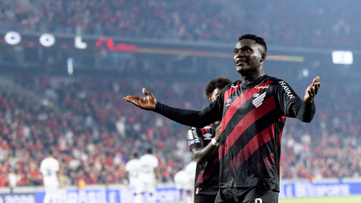 Kevin Viveros salvó al Paranaense y se trepó a la cima de los goleadores del Brasileirao