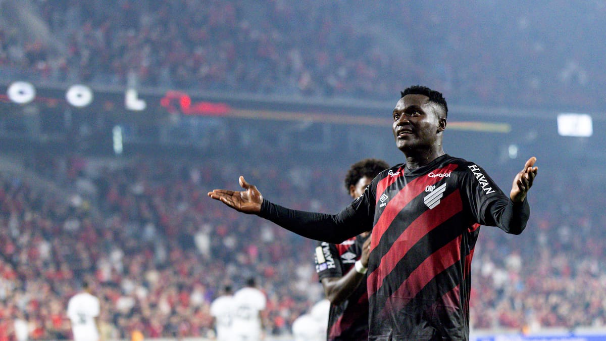 Kevin Viveros salvó al Paranaense y se trepó a la cima de los goleadores del Brasileirao